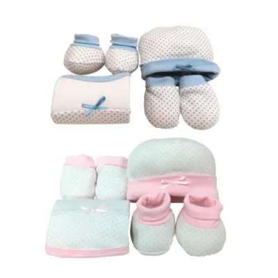 Baby Basics Conjunto Gorrito.Babero.Guantes. Medias Caja de Regalo 012m